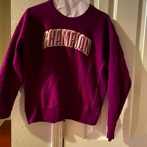 Stay cozy with this women’s Champion® sweatshirt. 
Medium, round neck pullover.